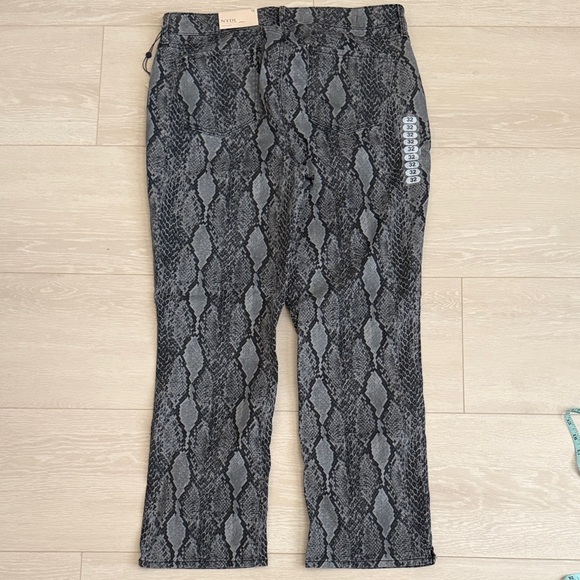 NYDJ Black and Gray Snake Patterned Ankle Jeans - Picture 9 of 9